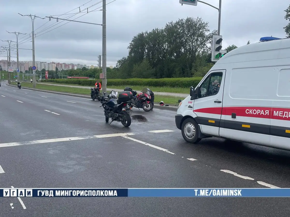В Минске столкнулись две мотоциклистки. Обе в больнице скорая и мотоциклы