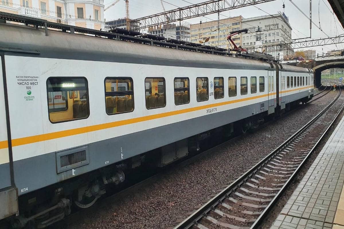 Из-за камней на рельсах в Пуховичском районе машинисты применили экстренное торможение Поезд на рельсах