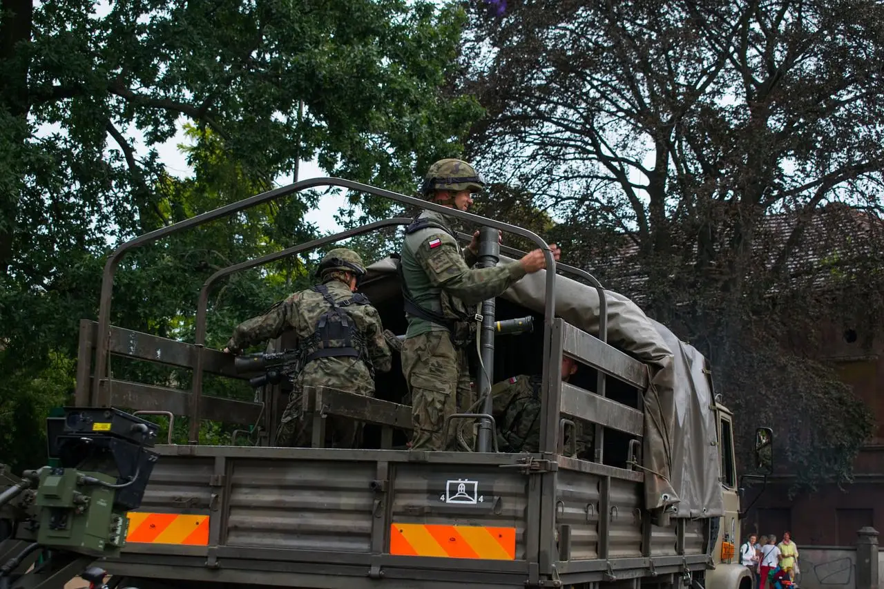 Нидерланды и Германия намерены отправить своих военных в Эстонию для создания штаба НАТО солдаты в машине