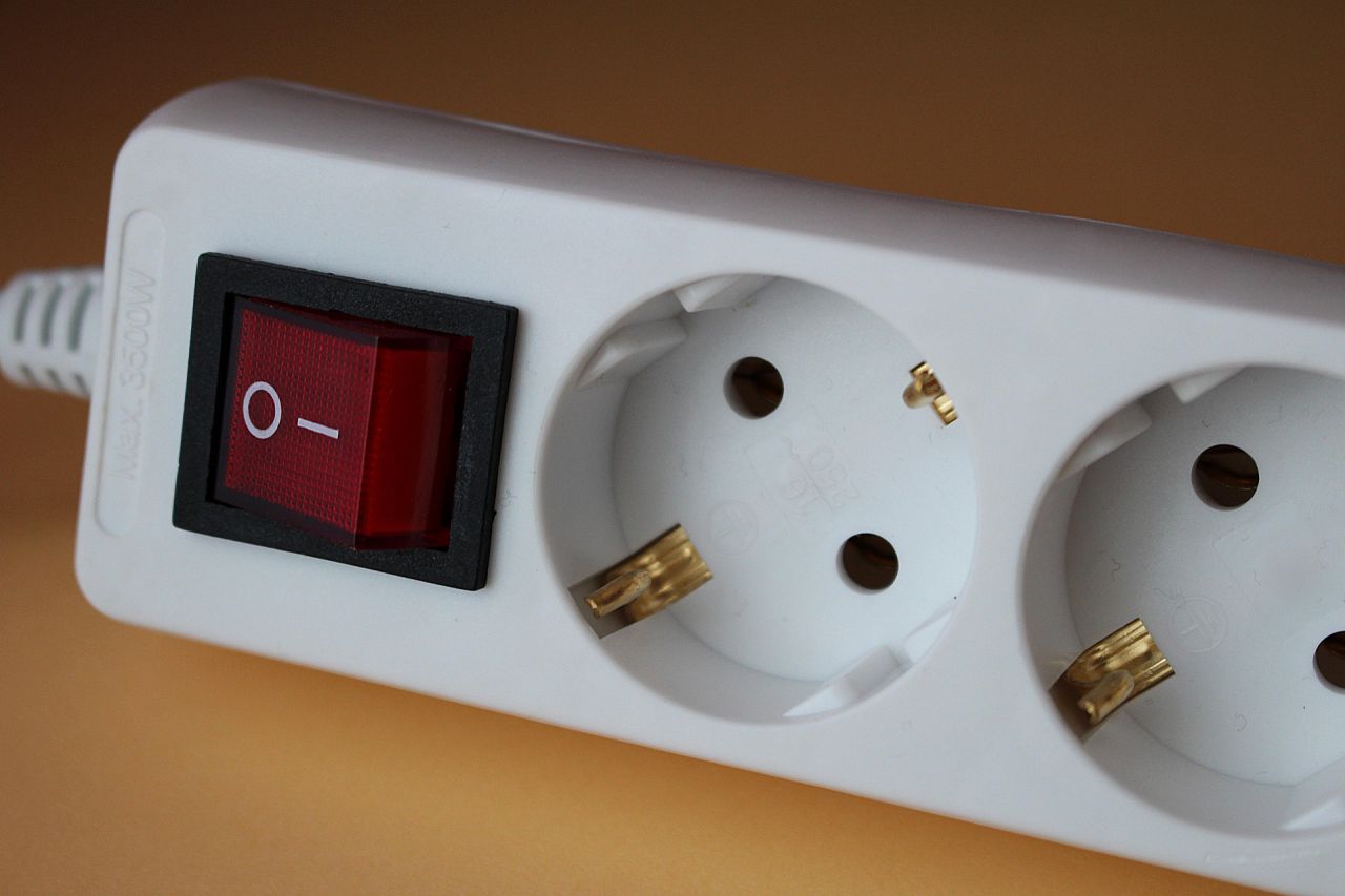 Представлены умные часы LightInk, которые можно заряжать раз в год Силовая розетка