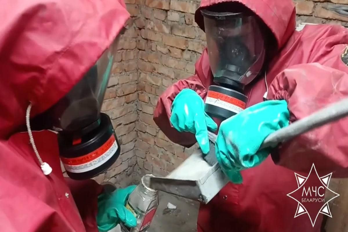 Под Смолевичами на складе разлилось более 1,2 кг ртути Спасатели с ртутью