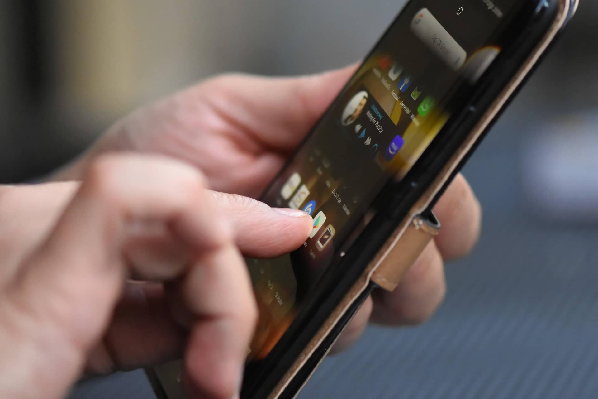 Google добавил в Android функцию паузы для борьбы с бесконечной прокруткой ленты Телефон в руках