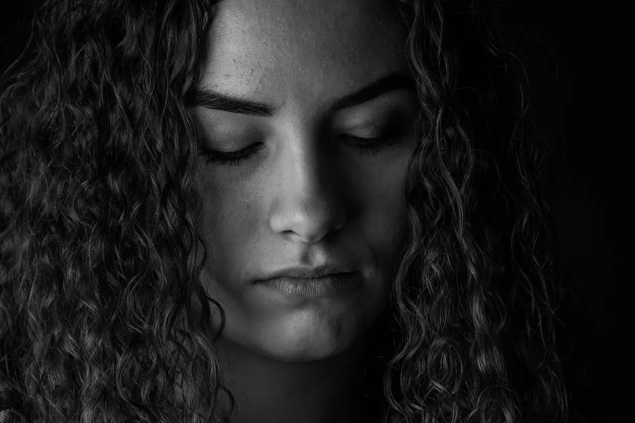 «В твои годы уже замужем сидят»: как женщина в 40 лет ушла от мужа-тирана и начала жизнь заново молодая женщина