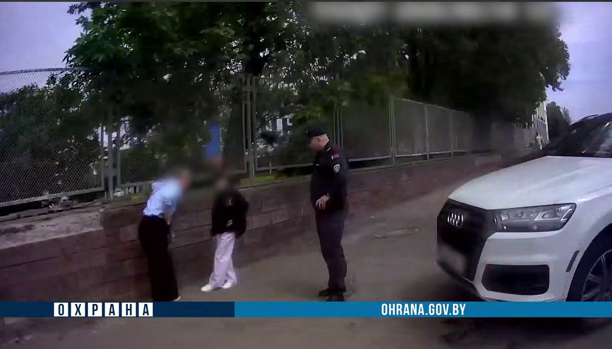 сотрудники охраны спасают женщину с ребёнком