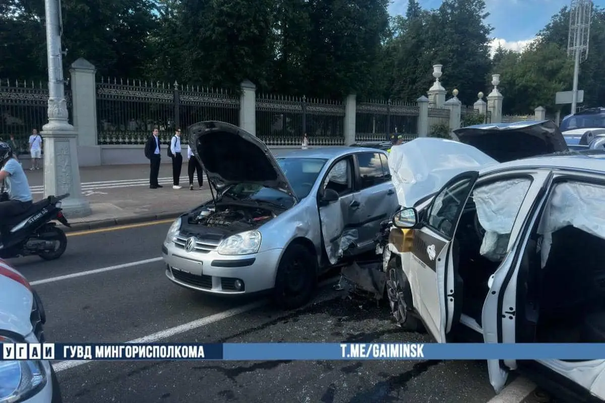 В Минске женщина-водитель повернула направо с четвертой полосы. В результате столкнулись 5 машин ДТП в Минске