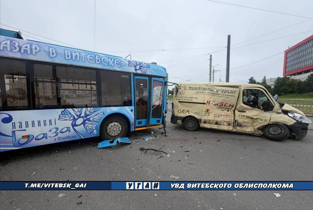 На перекрестке в Витебске автомобиль врезался в троллейбус