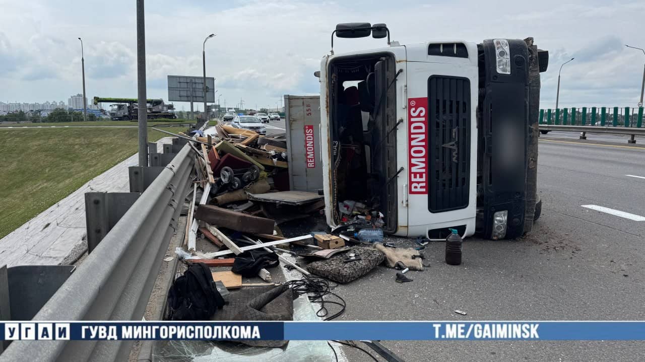 Движение на МКАД затруднено из-за перевернувшегося