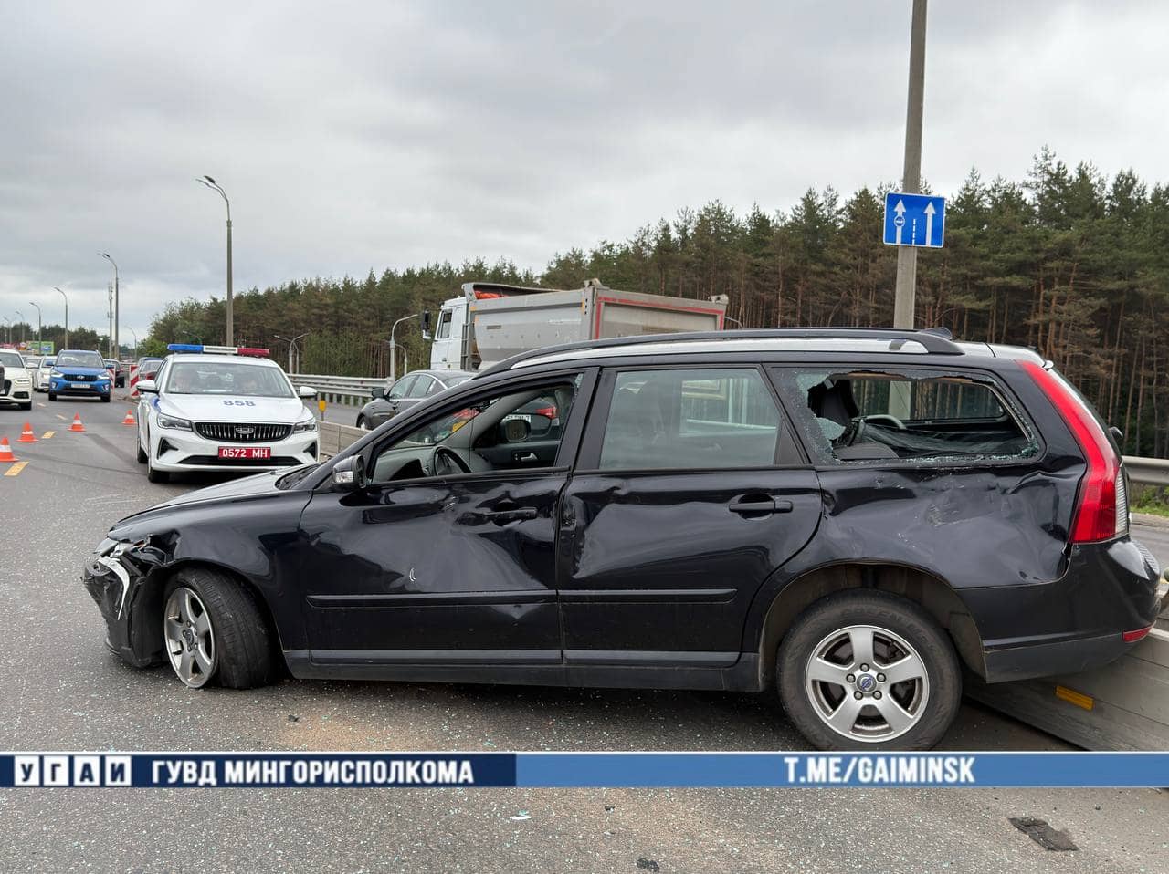 Volvo отбросило на разделительное ограждение после столкновения с КамАЗом на МКАД ДТП на МКАД