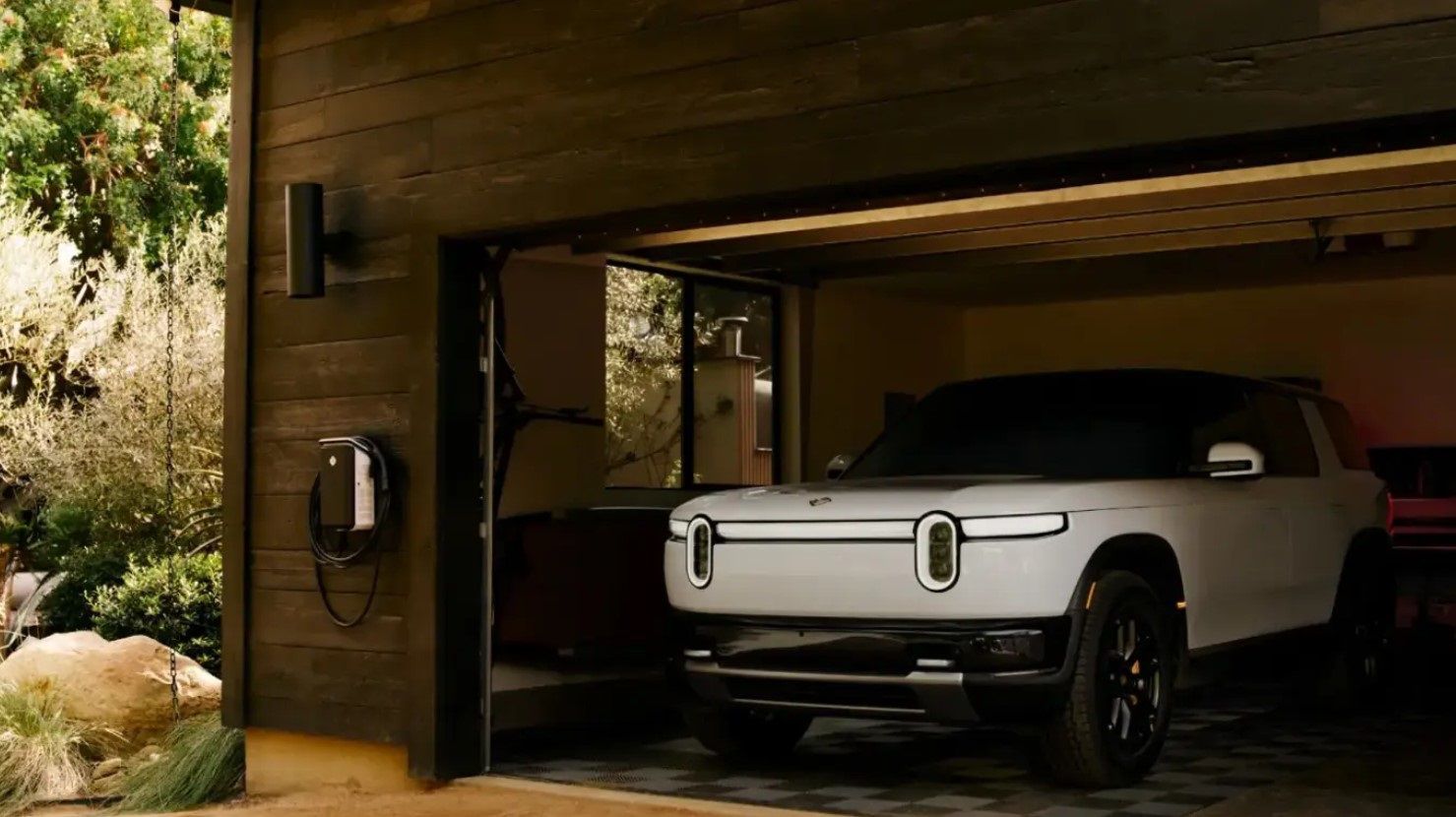 Компания Rivian научили электромобили заряжаться дома так, что владелец может сэкономить до 900 долларов в год автомобиль дома