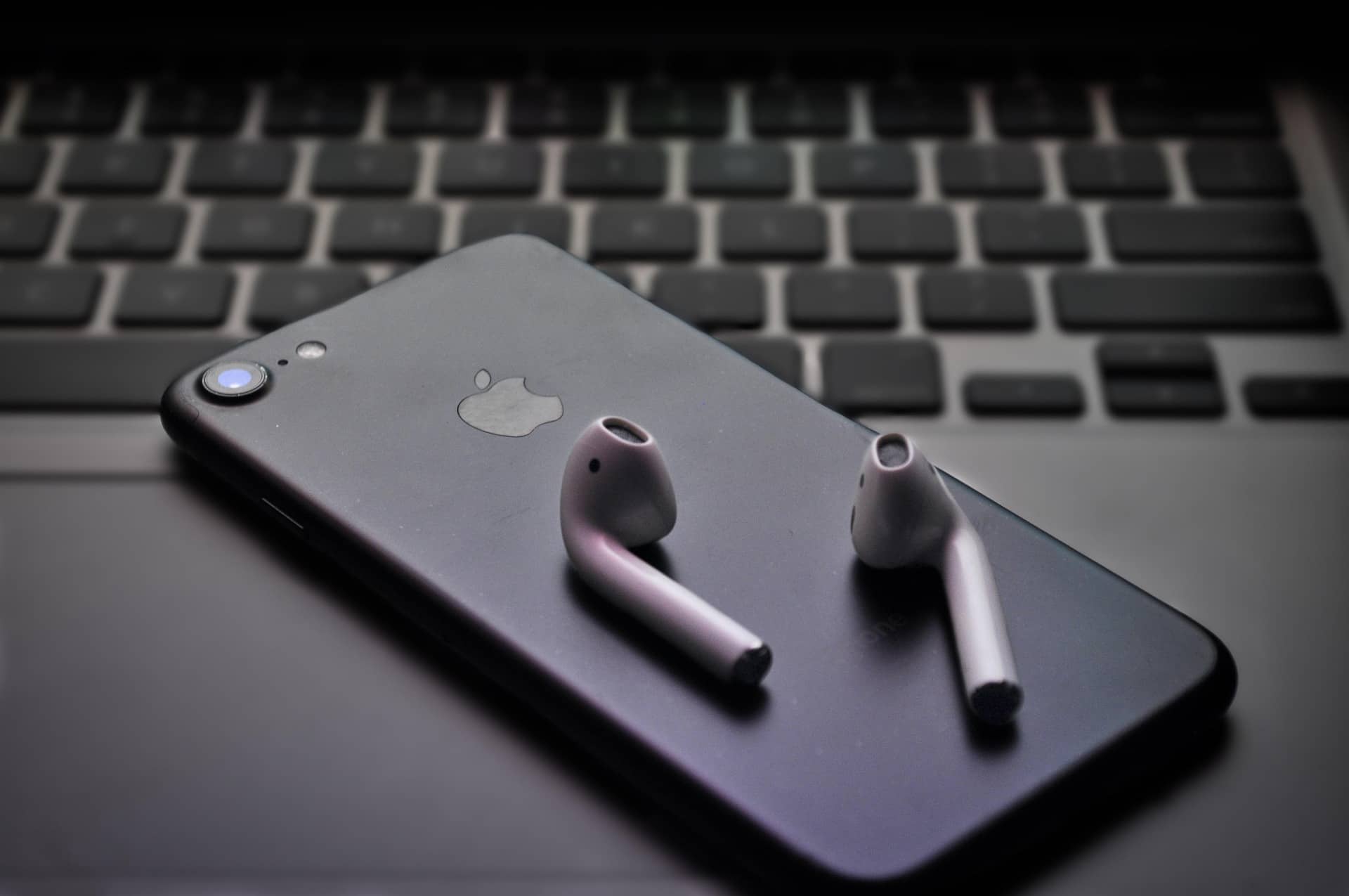 Первый складной iPhone выйдет только в белом цвете и обойдёт