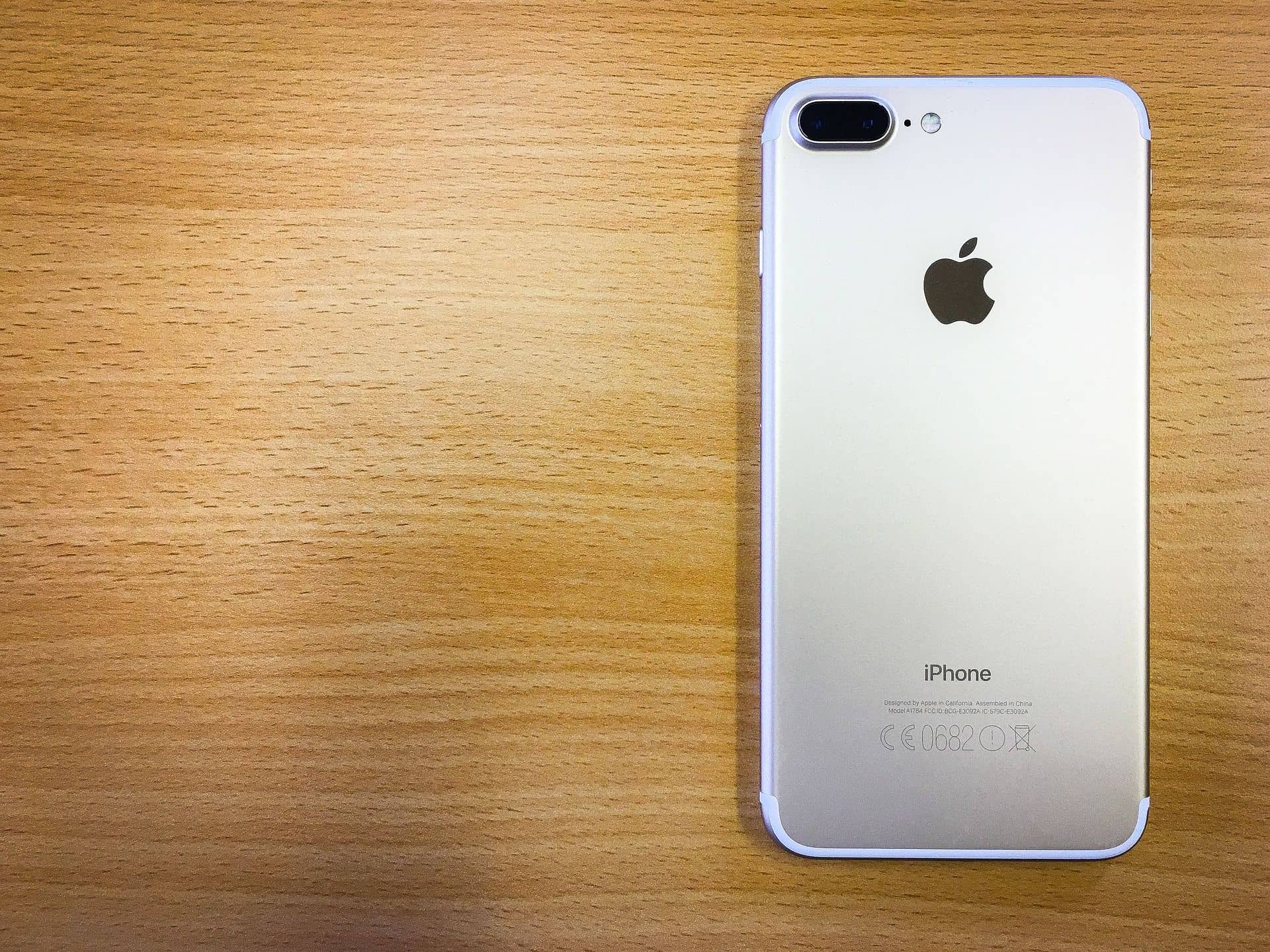 Siri откажется становиться «парнем» или «девушкой» пользователя Айфон на столе