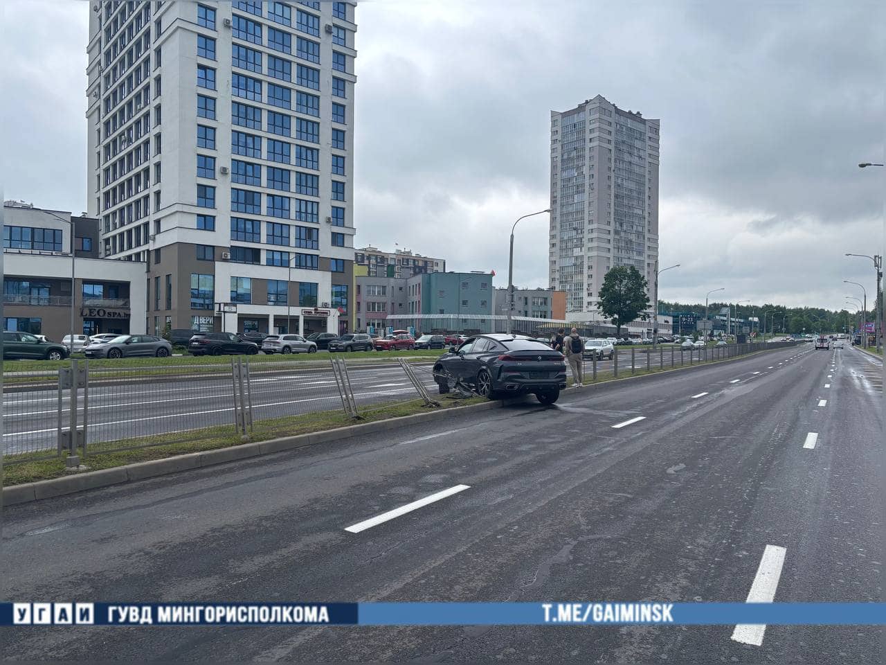 Каршеринговый BMW врезался в дорожное ограждение в Минске Каршеринговое авто