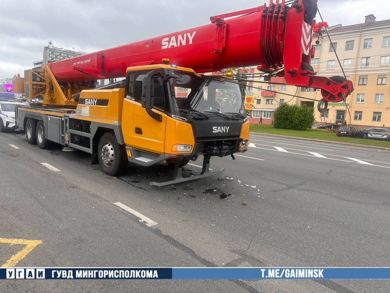 Автокран врезался в легковушку на Партизанском проспекте в Минске ДТП с автокраном