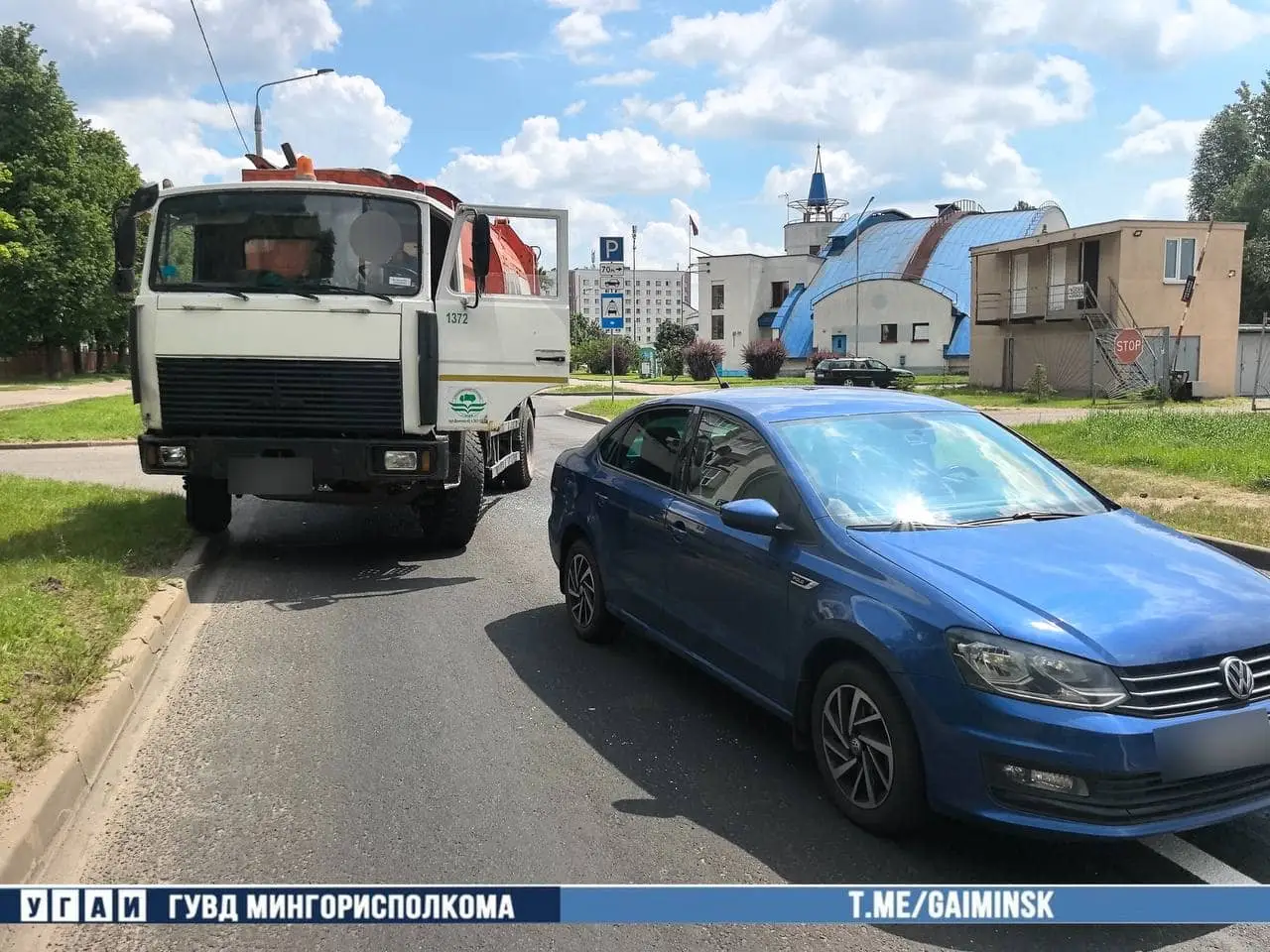 В Минске мусоровоз не пропустил легковушку. Водитель Volkswagen в больнице Автомобиль и мусоровоз