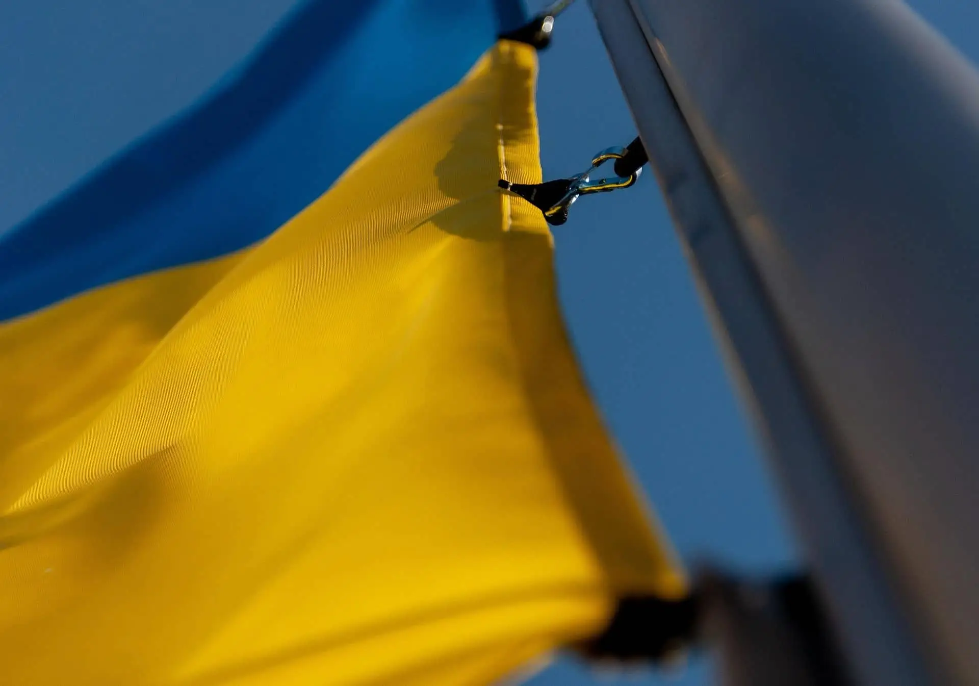 Зеленский подписал закон об исключении русского языка из перечня подлежащих защите Флаг Украины
