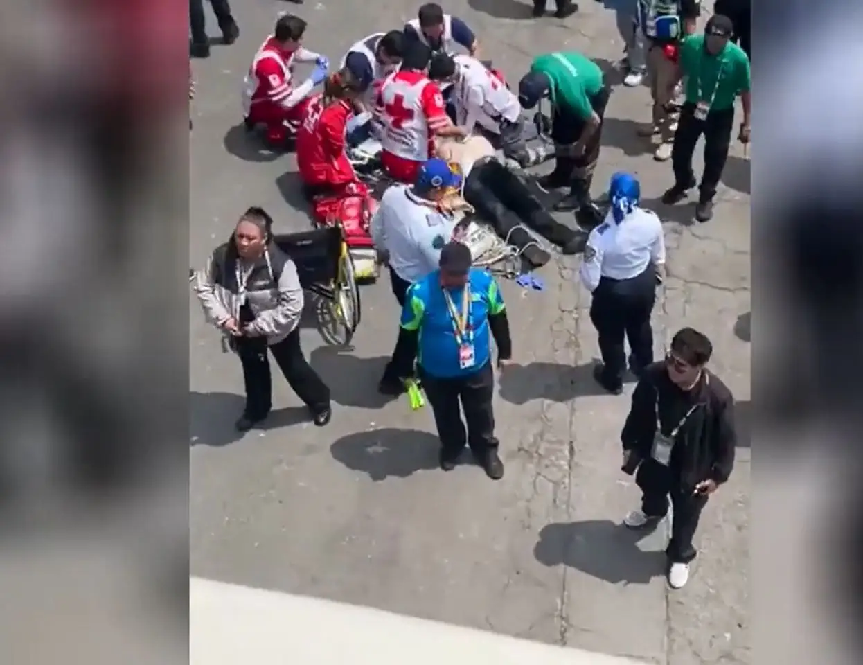 Умер болельщик, которому стало плохо на открытии футбольного чемпионата мира медики работают