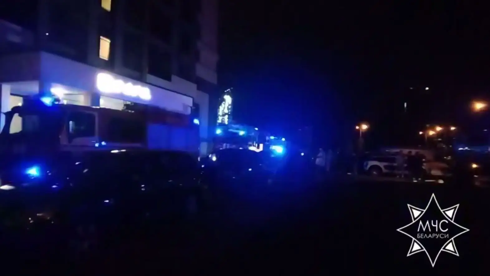 Ночью в Минске на Ф. Скорины горела квартира автомобили МЧС