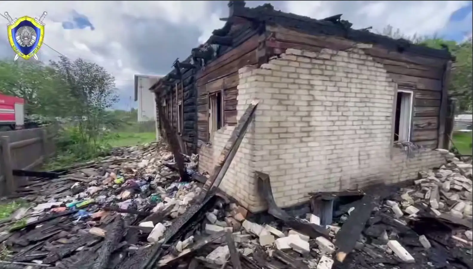 В Наровле при пожаре погибли пенсионерка и двое ее правнуков, еще три человека находятся в больнице сгоревший дом