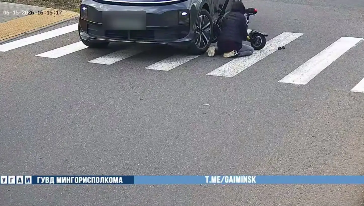В Минске Lixiang сбил 42-летнюю даму на электросамокате: водитель СПМ в больнице женщина у машины