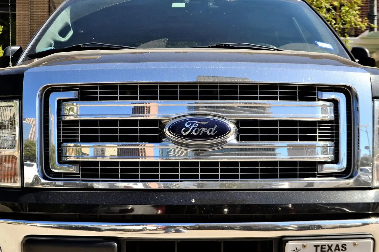 General Motors, Ford и другие американские автоконцерны будут производить оружие. Заявление Трампа автомобиль на дороге