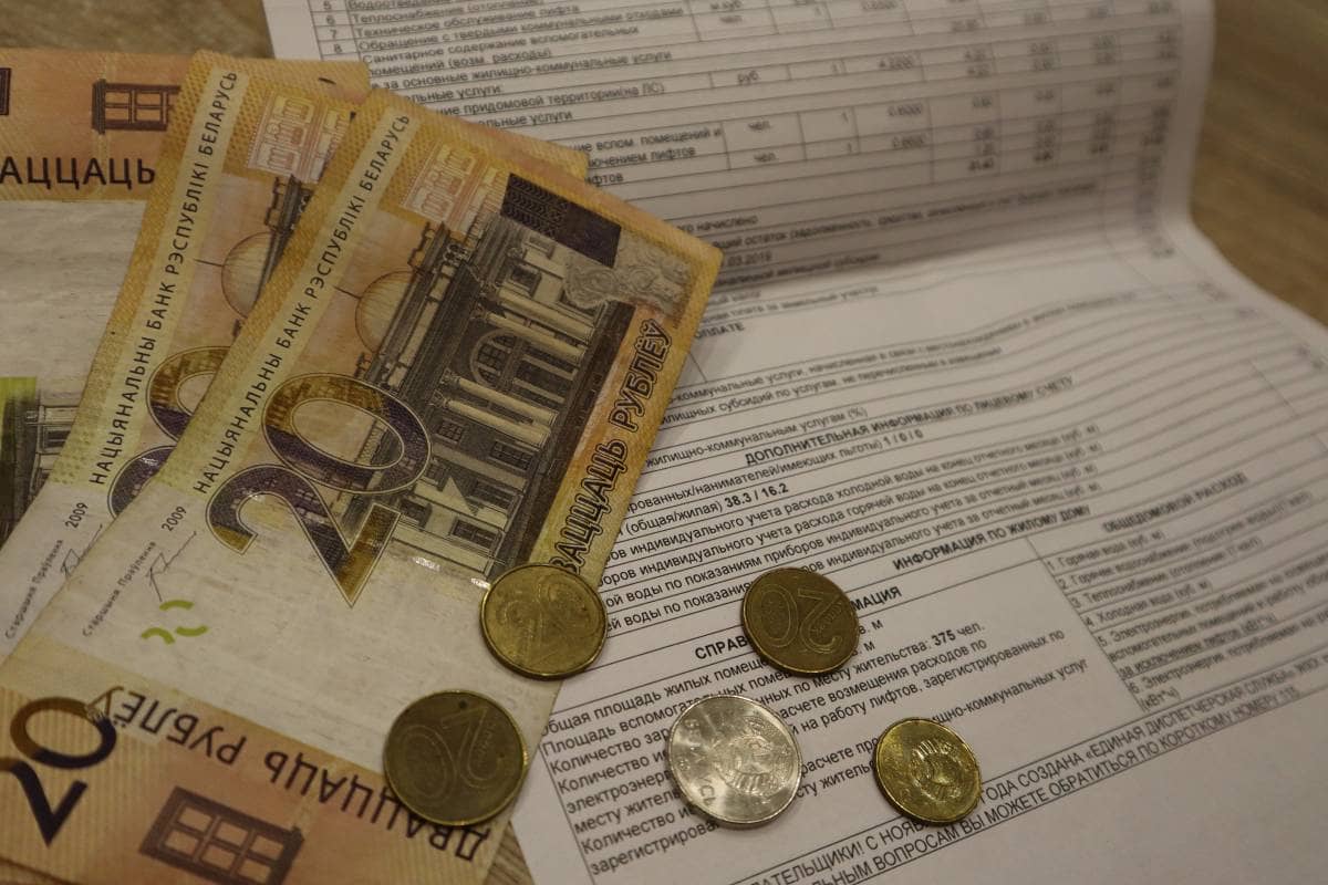 Белорусам разъяснили, как платить за ЖКУ при временной регистрации на даче Квитанция и деньги