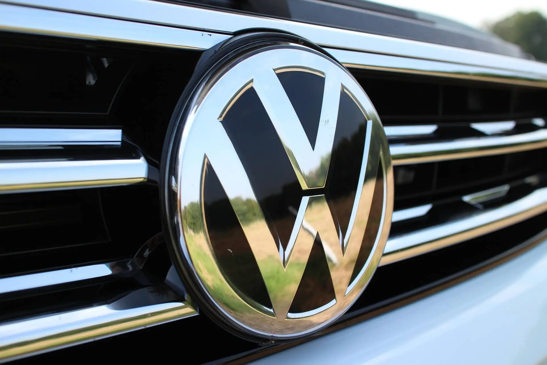Volkswagen сократит 50 тысяч сотрудников к 2030 году Логотип Volkswagen