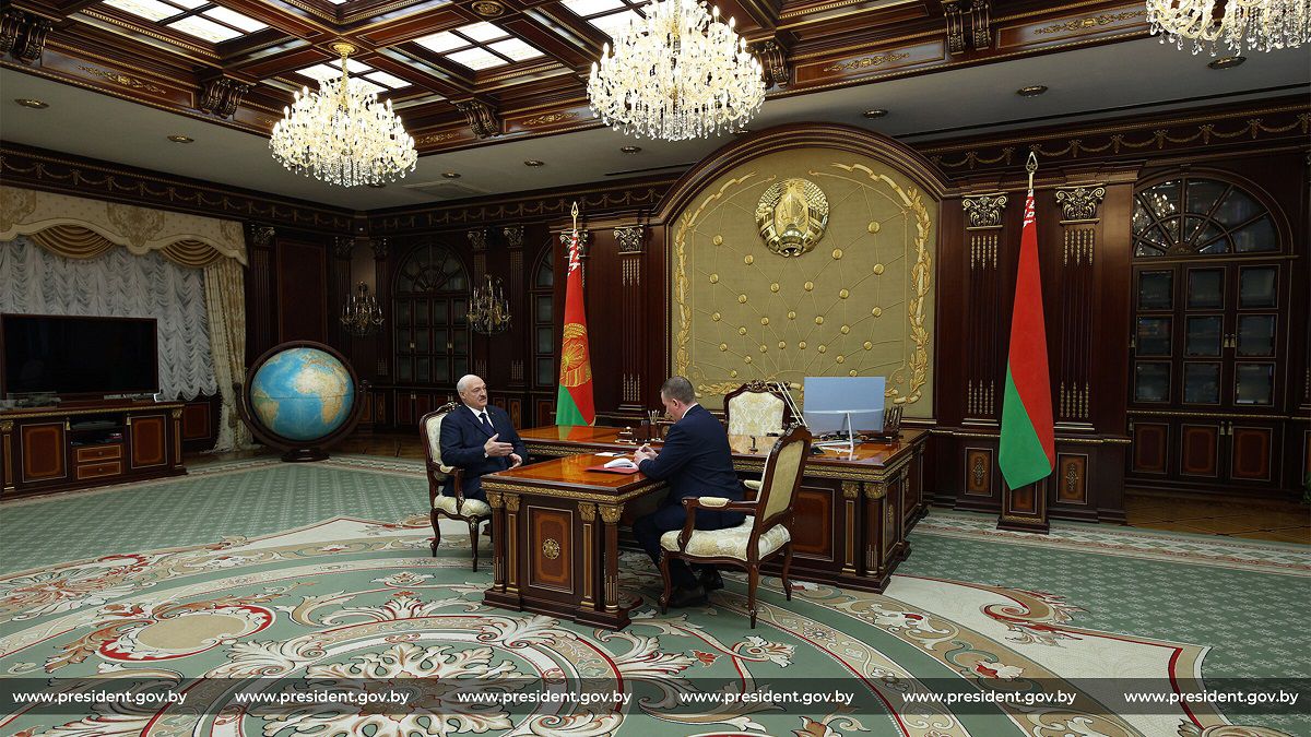 Лукашенко анонсировал встречу с Путиным и длительную командировку за рубеж Александр Лукашенко