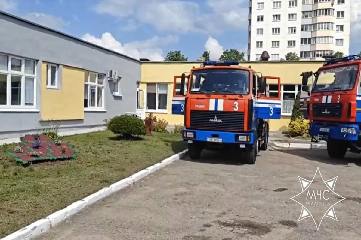 В Гродно эвакуировали 54 человека из задымлённого детского сада Пожарные машины