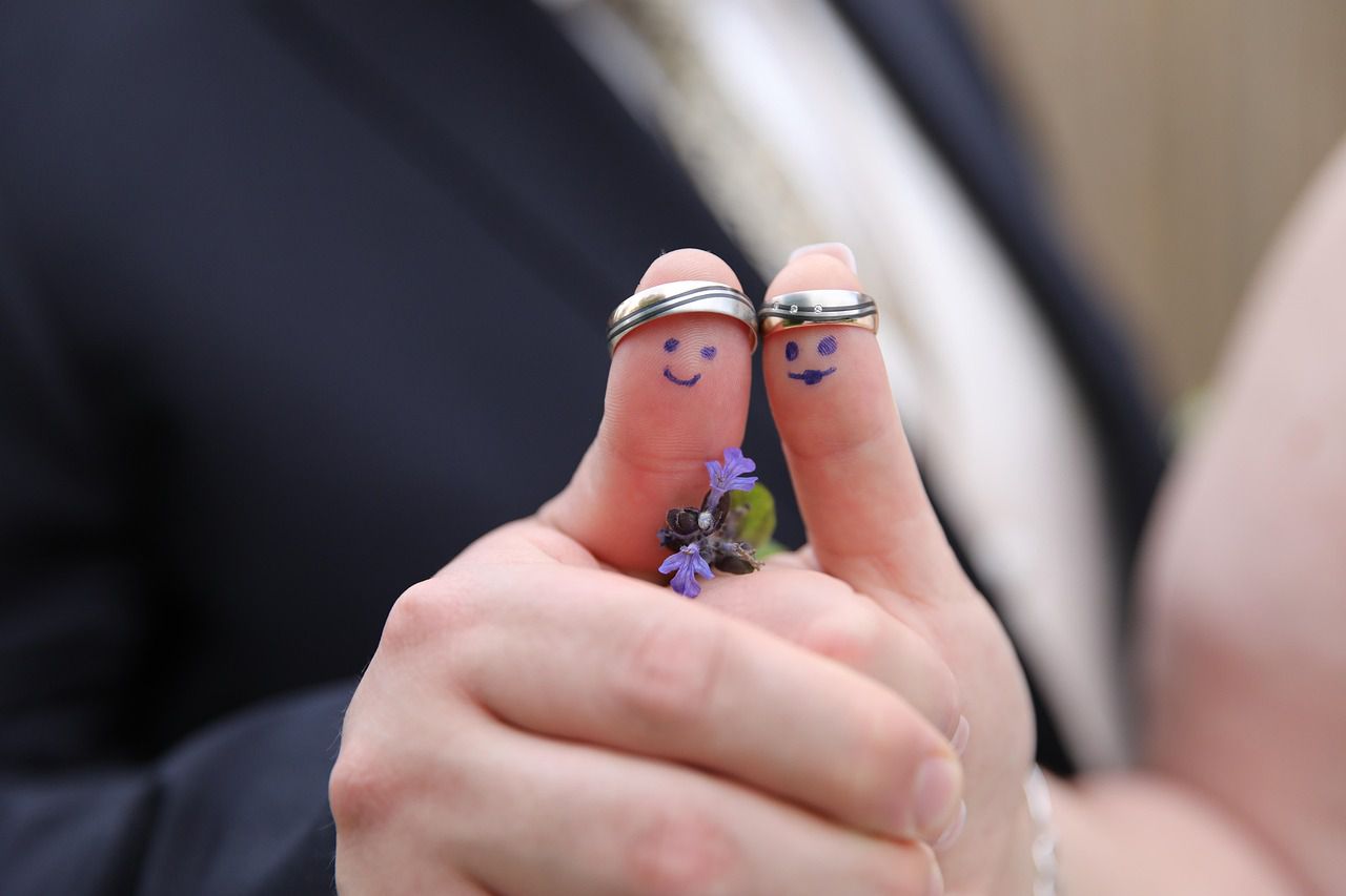 Любовь после свадьбы: 5 ошибок мужей и жен, которые разрушают брак каждый день кольца на пальцах
