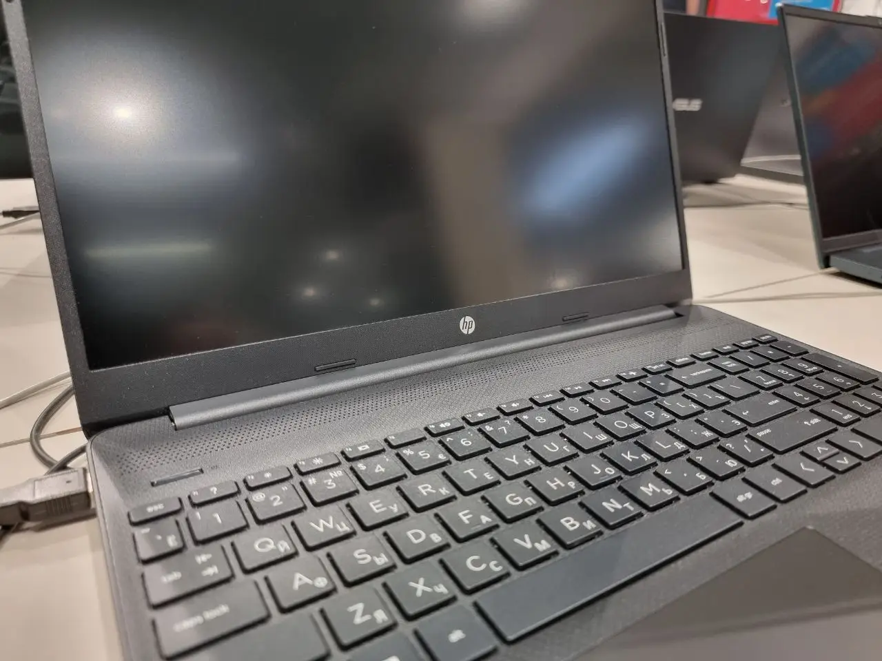 Пользователей macOS и Windows предупредили об угрозе со стороны троянца JobStealer ноутбук на столе