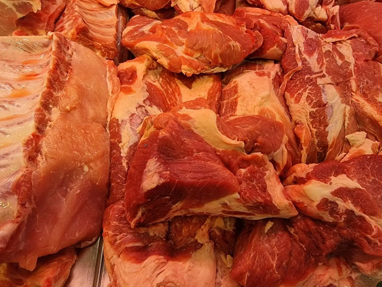 Как размягчить жёсткое мясо за час: киви или ананас — какой фрукт сильнее мясо