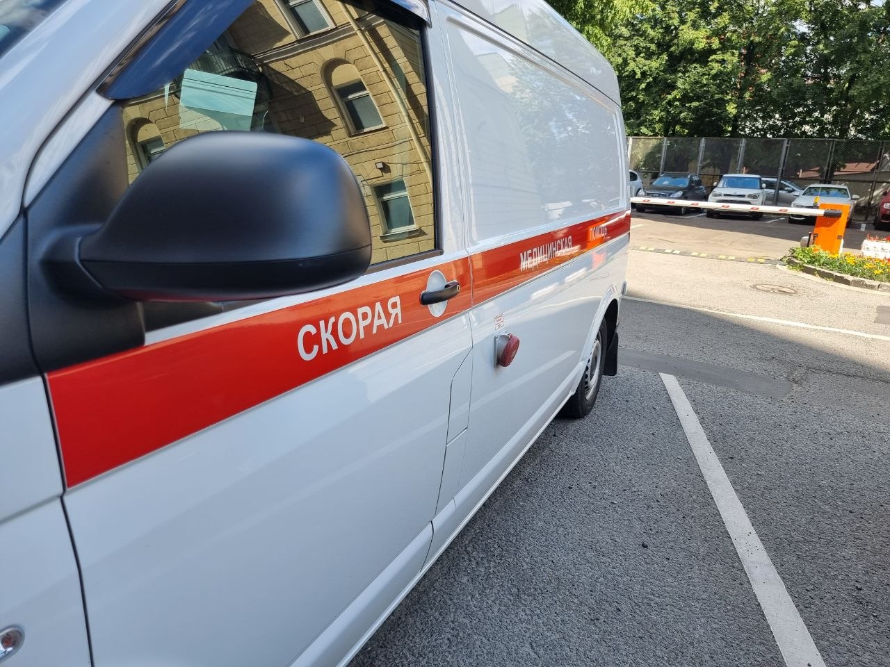 Мотоцикл разогнался до 119 км/ч, водитель не справился с управлением — пассажир получил тяжёлые травмы. Суд вынес приговор скорая помощь