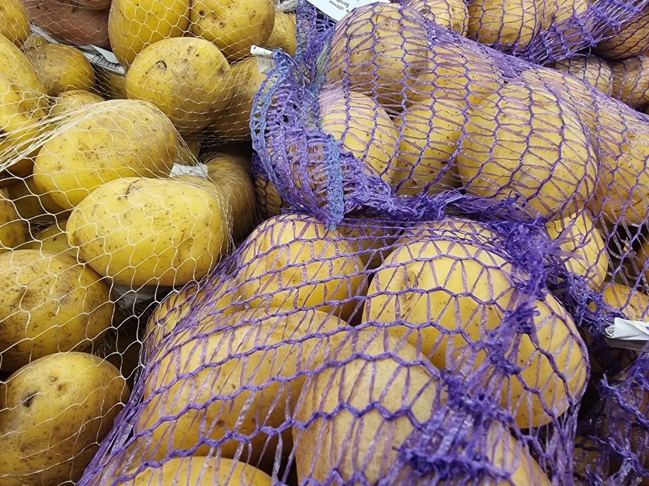 Клубника, картофель, грибы. Какие нынче цены на минской Комаровке картофель в сетке