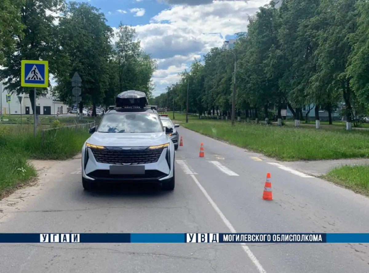 В Бобруйске под колеса Geely попала 10-летняя девочка автомобиль на дороге