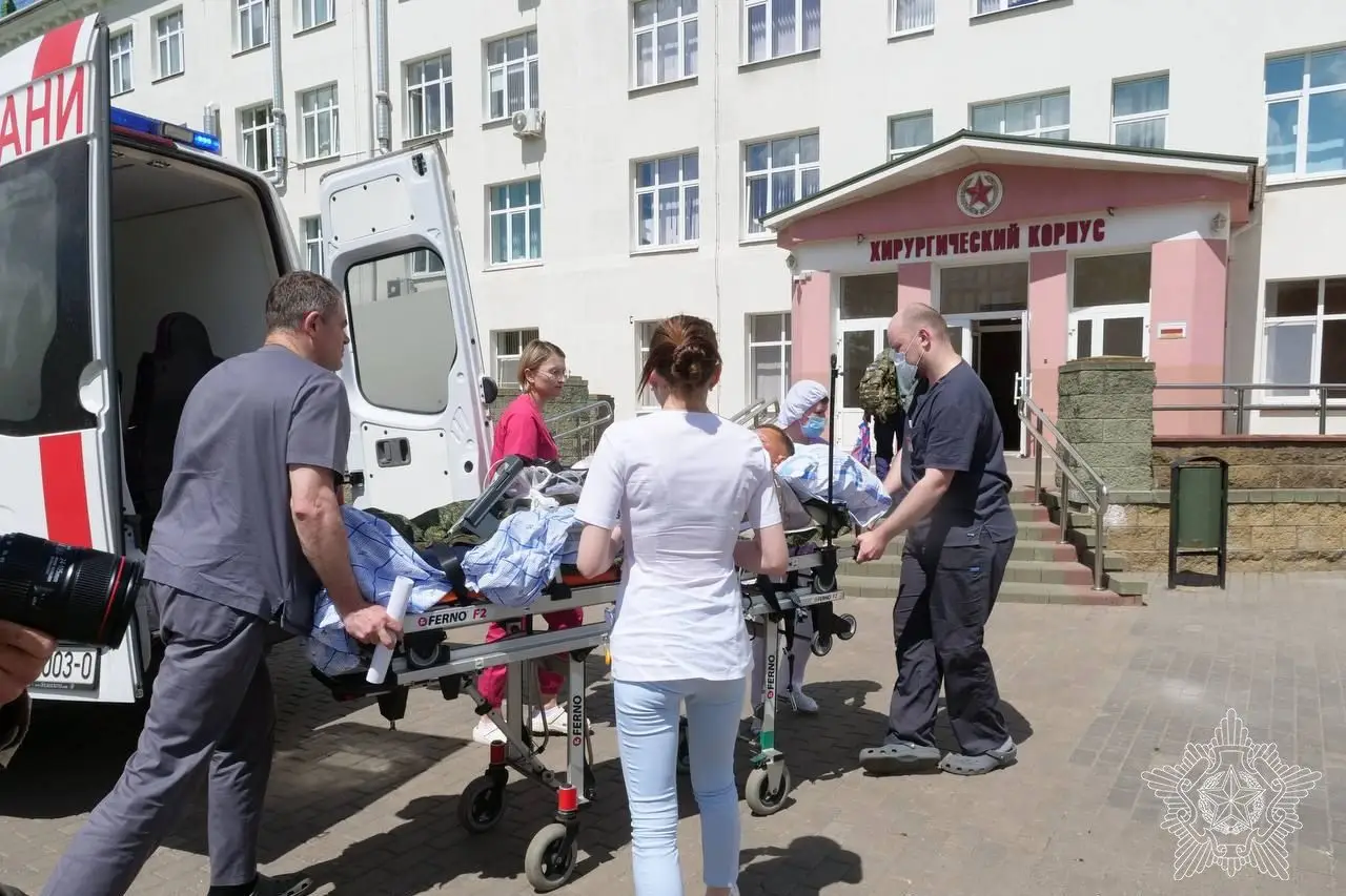 Военные медики доставили в Беларусь одного из пострадавших в Брянской области. Информация от Минобороны врачи с носилками