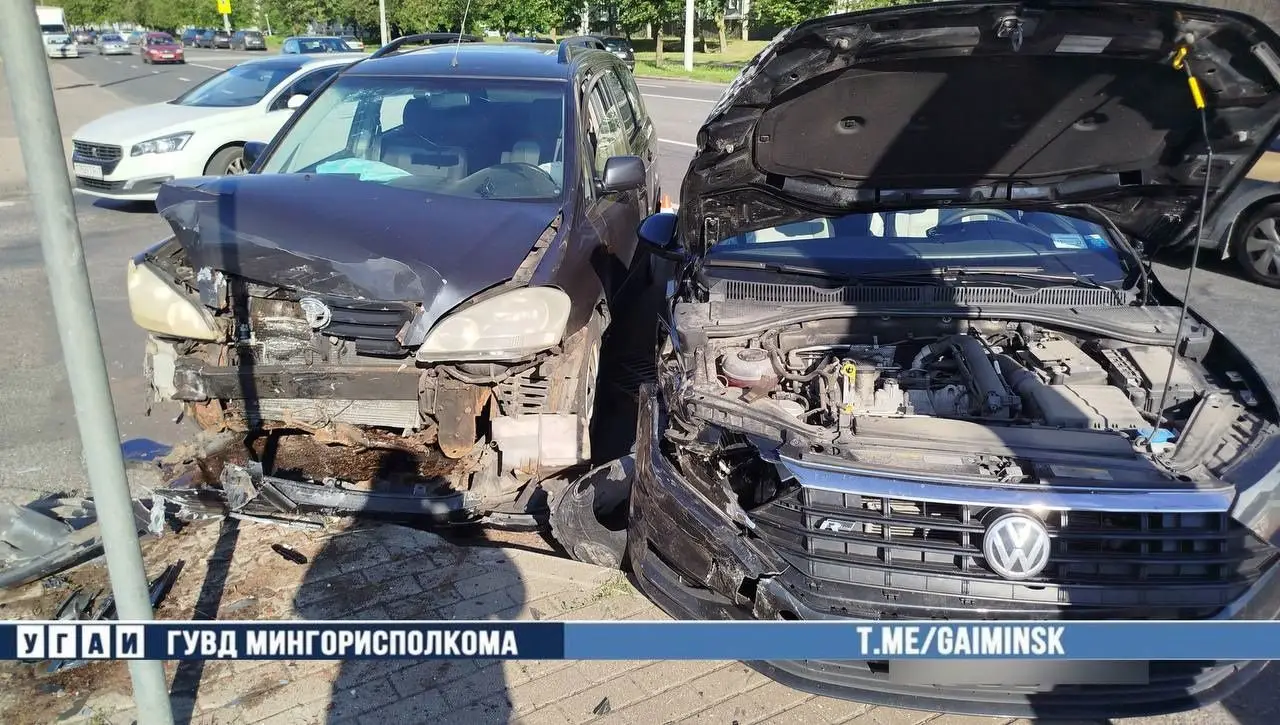 Роковой поворот налево. В Минске столкнулись иномарки, три человека в больнице столкнувшиеся автомобили