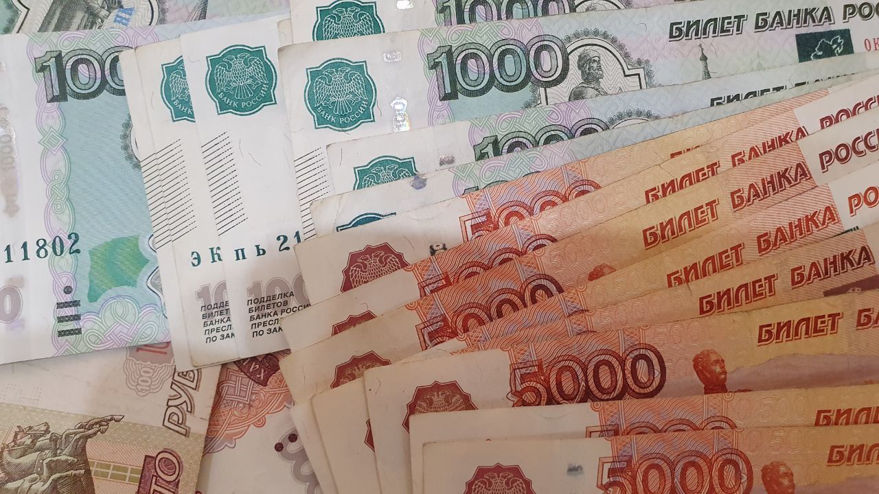 Тратить или копить. Эксперты рассказали, что лучше делать с деньгами в 2026 году российские рубли