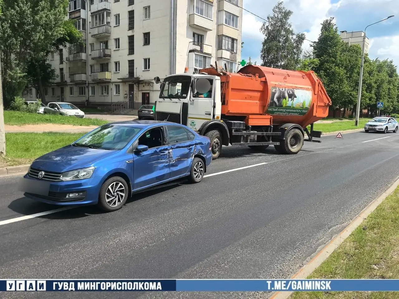 В Минске мусоровоз устроил аварию, водитель легковушки в больнице грузовик и легковушка