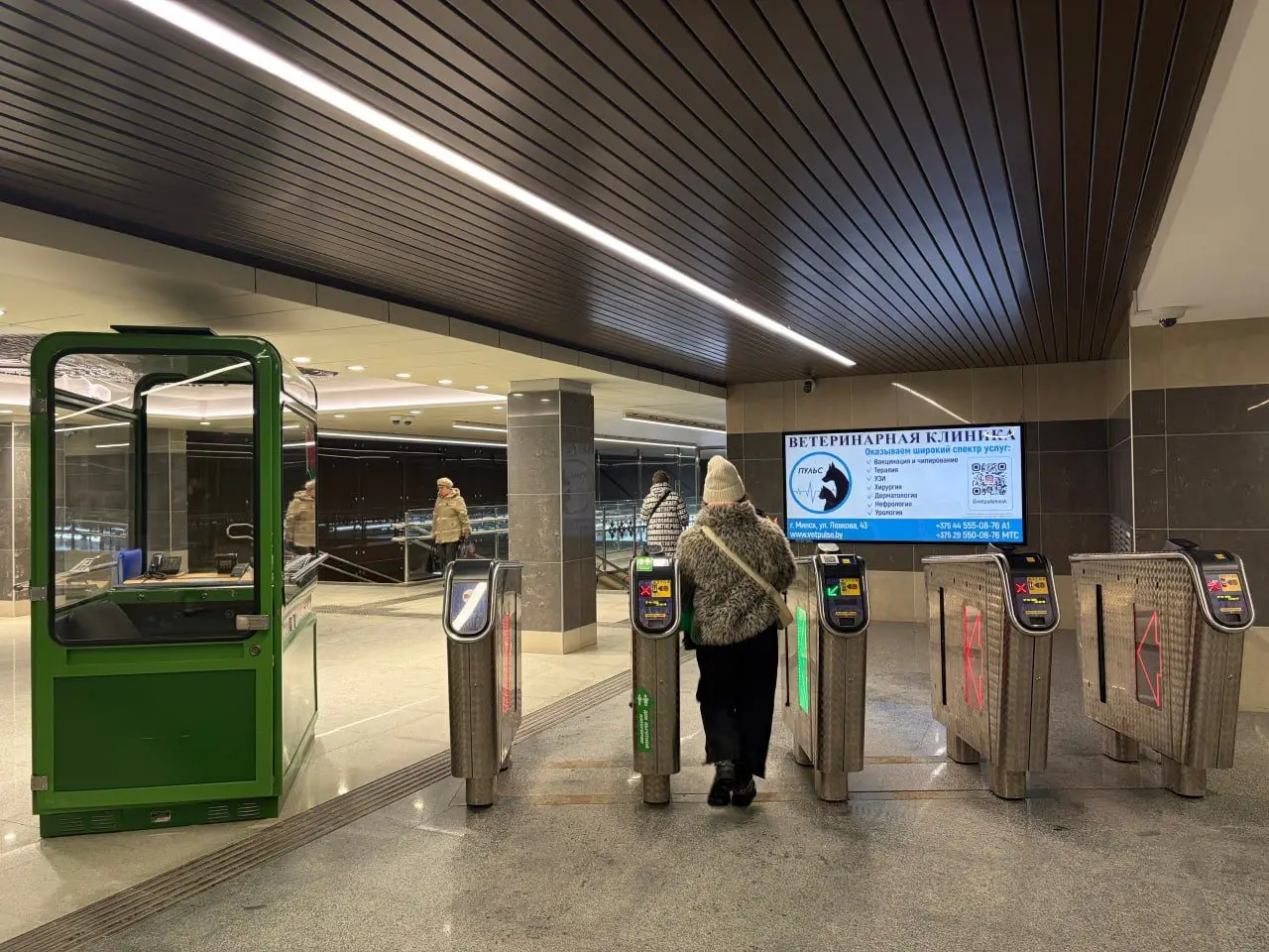 В метро Минска не работает оплата картой человек в метро