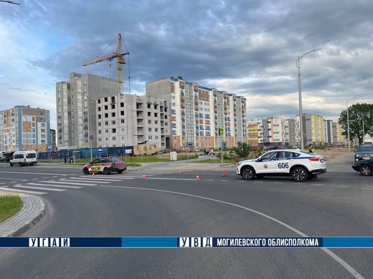 В Могилеве под колеса такси попала 8-летняя девочка на велосипеде автомобили на дороге