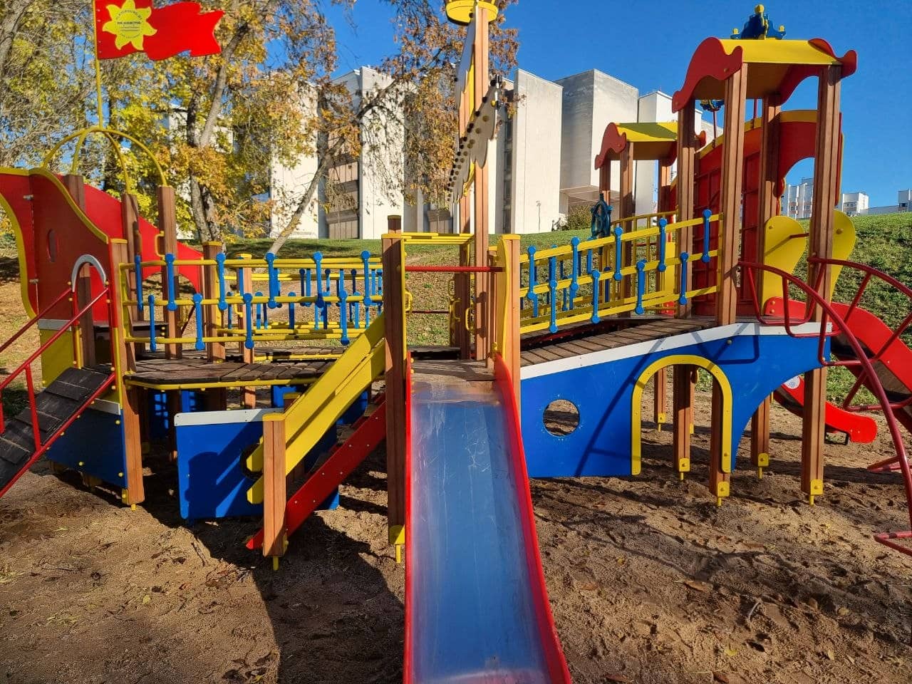 Новый асфальт и игровые площадки. Более 570 придомовых территорий благоустроили в Беларуси с начала года Детская площадка
