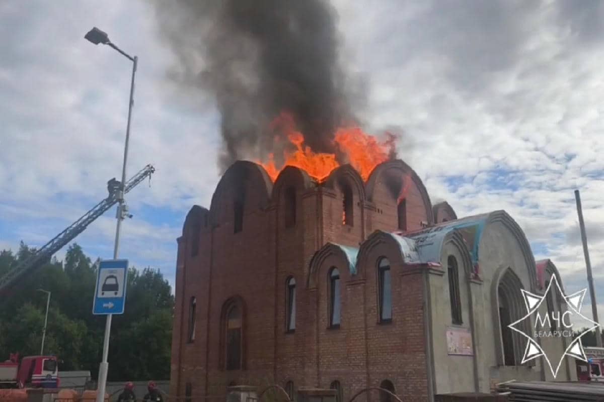 Работало 13 единиц техники МЧС. В Орше горел храм Пожар в храме