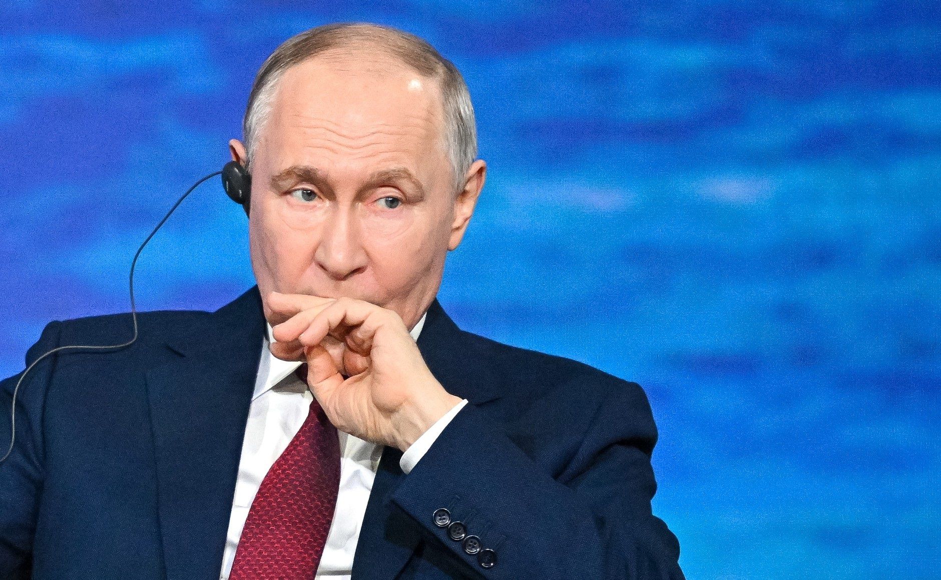 Ушаков сообщил, обсуждал ли Путин с Трампом возможность встречи с Зеленским в США Владимир Путин