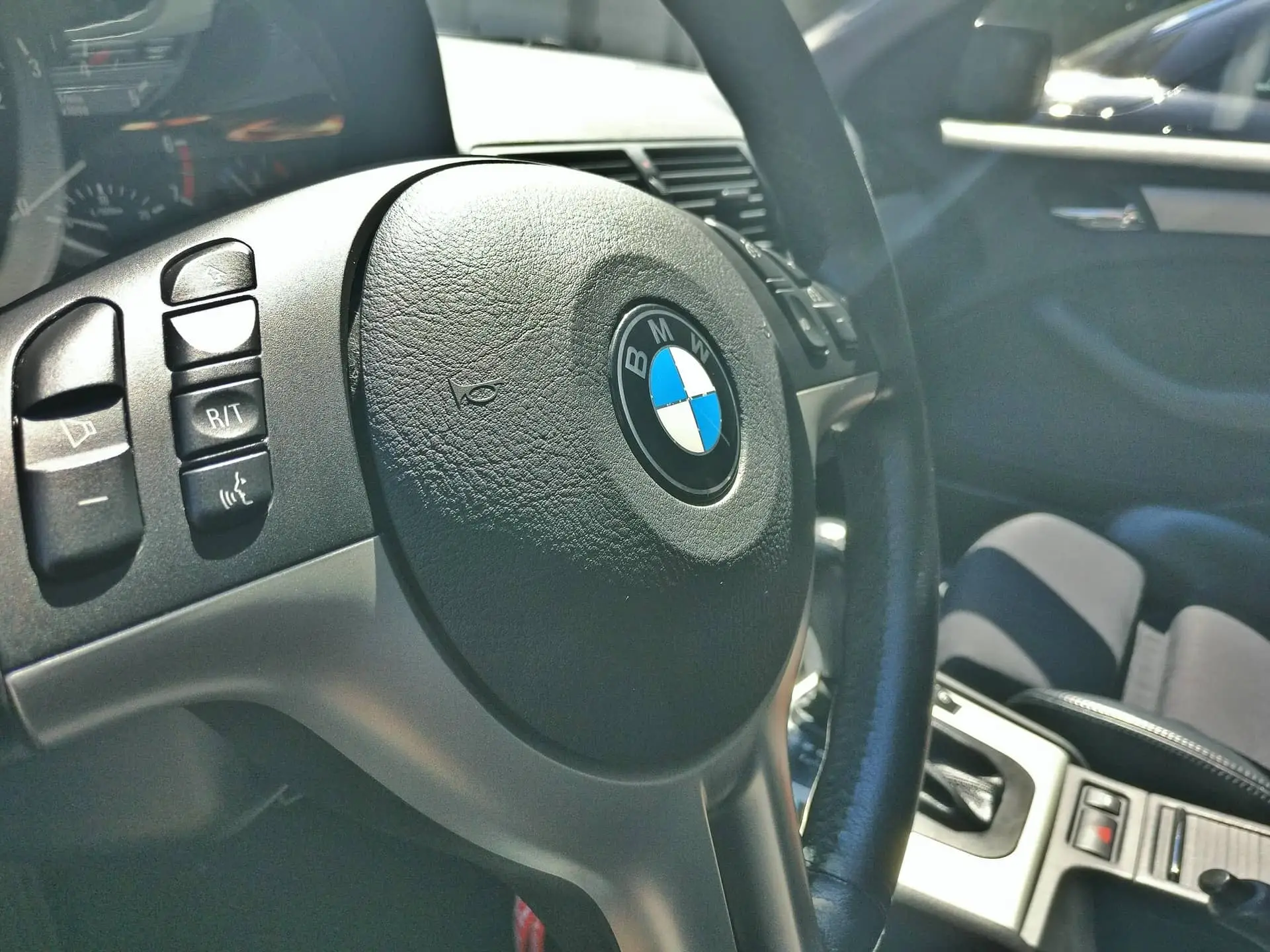 1 000 л. с., 4 электромотора и независимое торможение. BMW показала концепт нового M3 Руль автомобиля