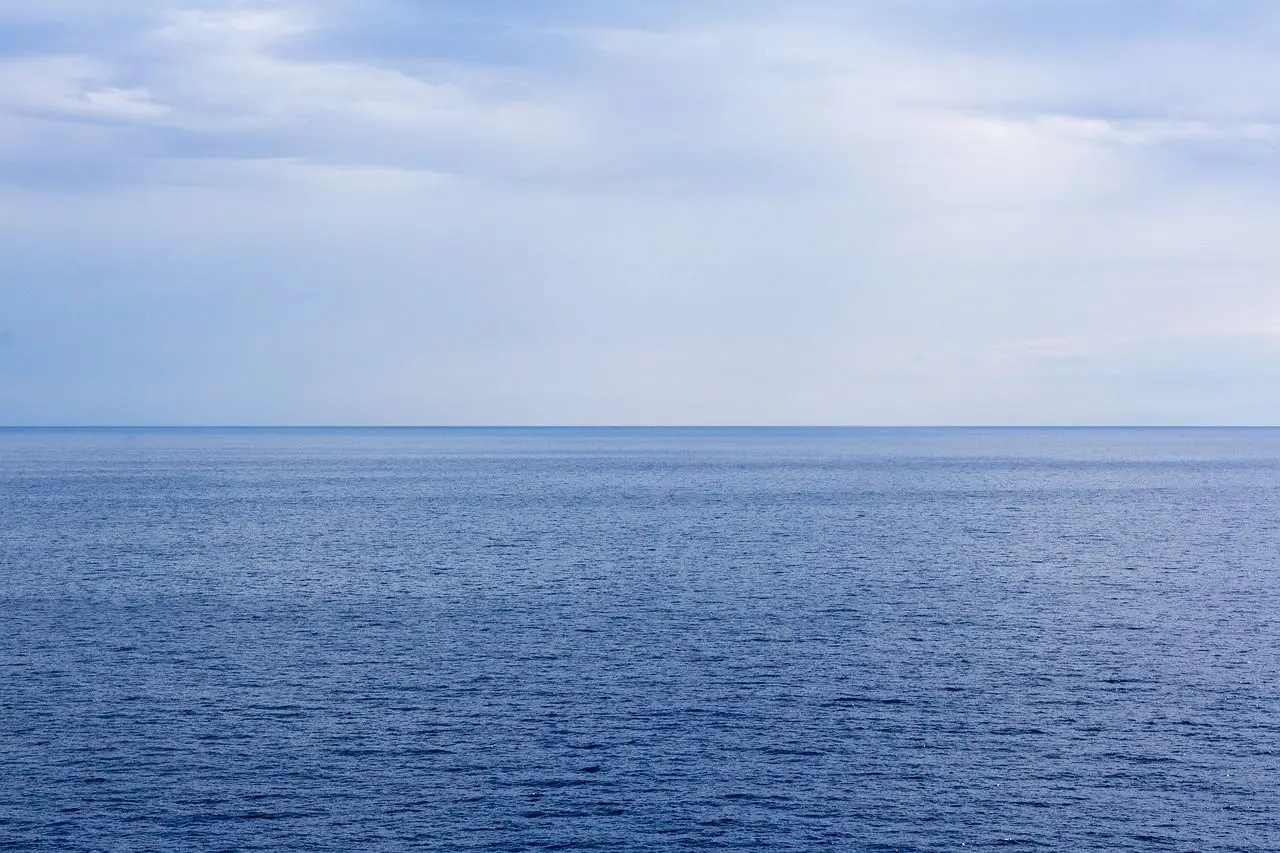 Каспийское море потеряло площадь Сицилии — и никто не знает почему небо над морем