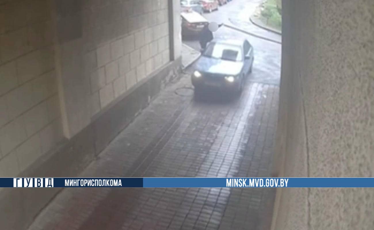 В Минске завели уголовное дело на водителя, поднявшего рукой шлагбаум Шлагбаум в Минске
