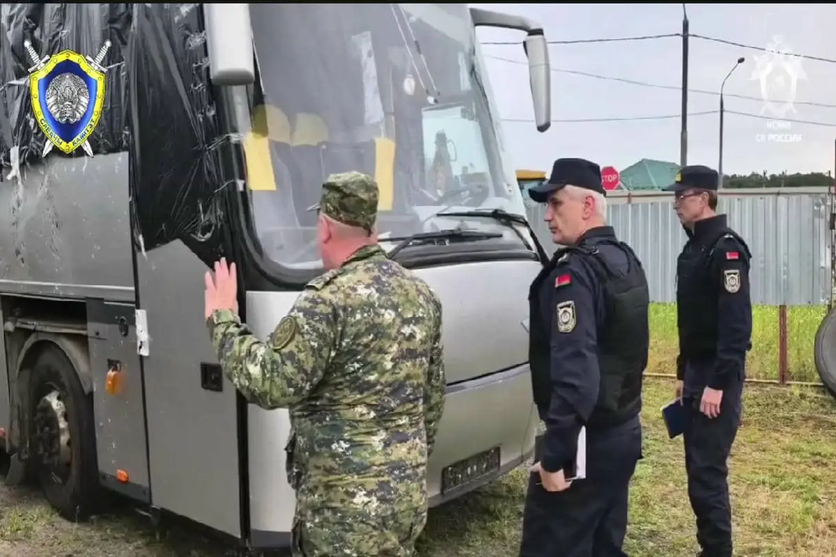 Белорусские следователи побывали на месте атаки автобуса в Брянской области Следователи у автобуса