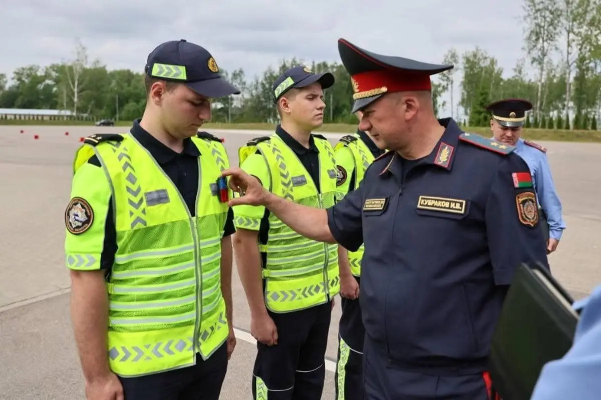 В Беларуси изменят форму сотрудников ГАИ, чтобы сделать их более заметными Сотрудники ГАИ