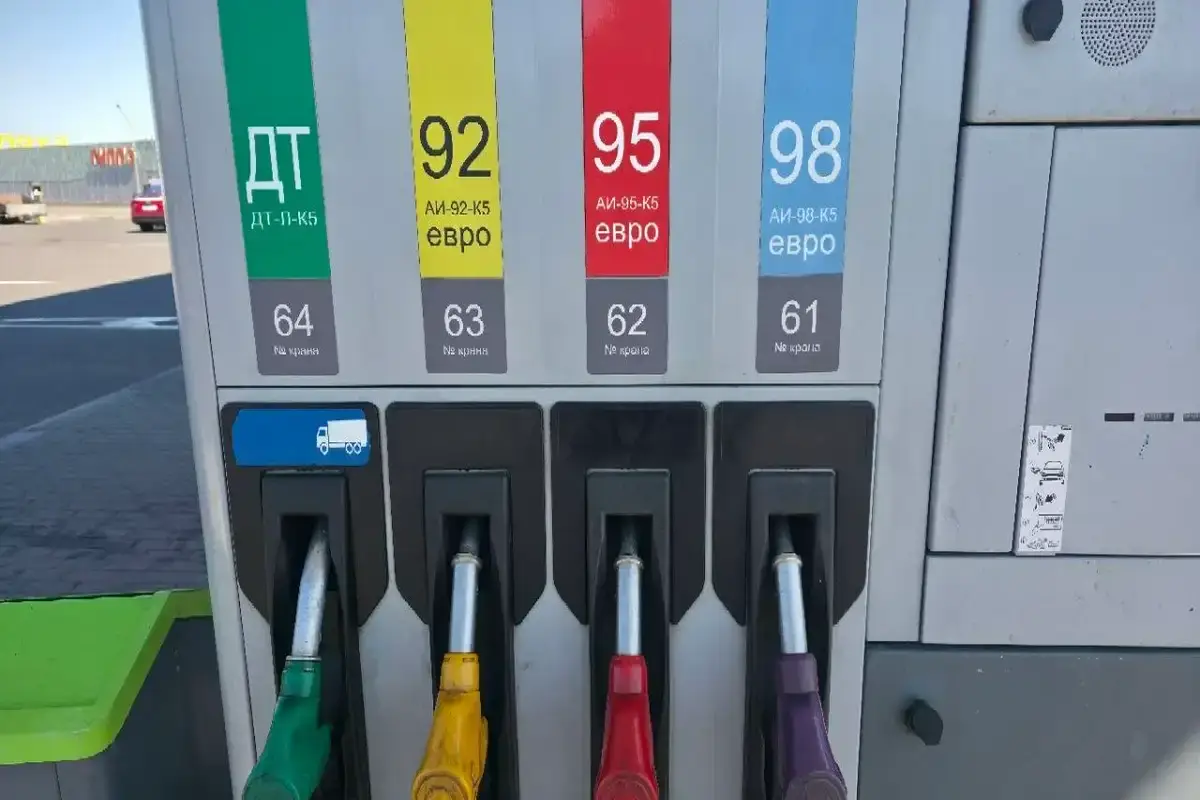 На Петербургской бирже зафиксирован 26-кратный рост продаж белорусского бензина Бензин на заправке