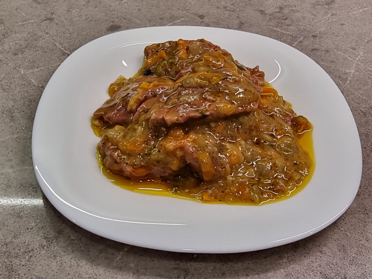 Секрет сочного тушёного мяса: сначала обжарьте до румяной корочки, только потом заливайте водой тушеное мясо